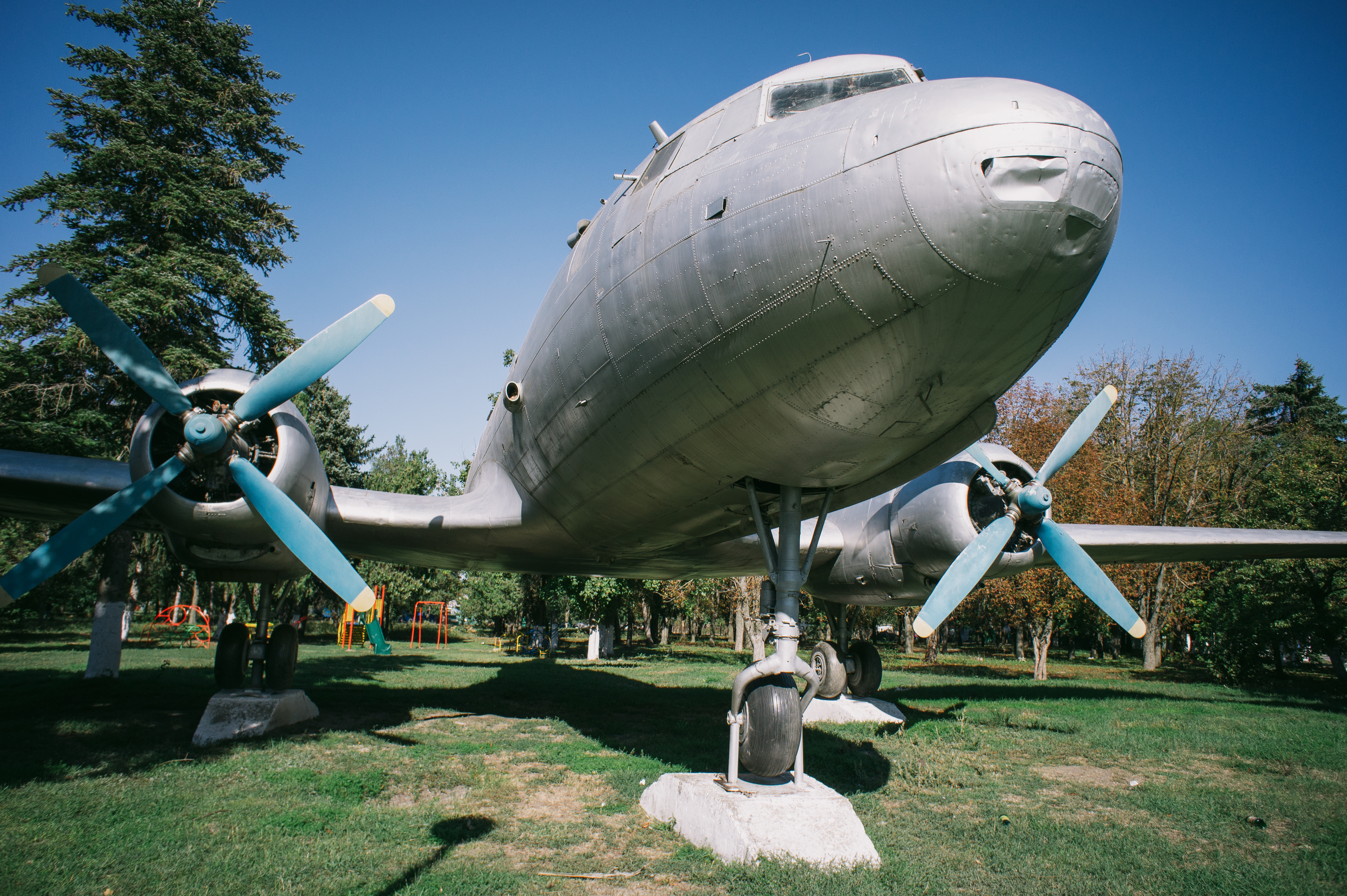 Самолёт ИЛ-14 во дворе школы в станице Бриньковской