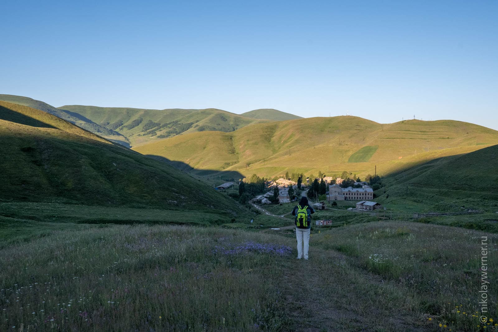 Вид насело Дзорашен снебольшого возвышения