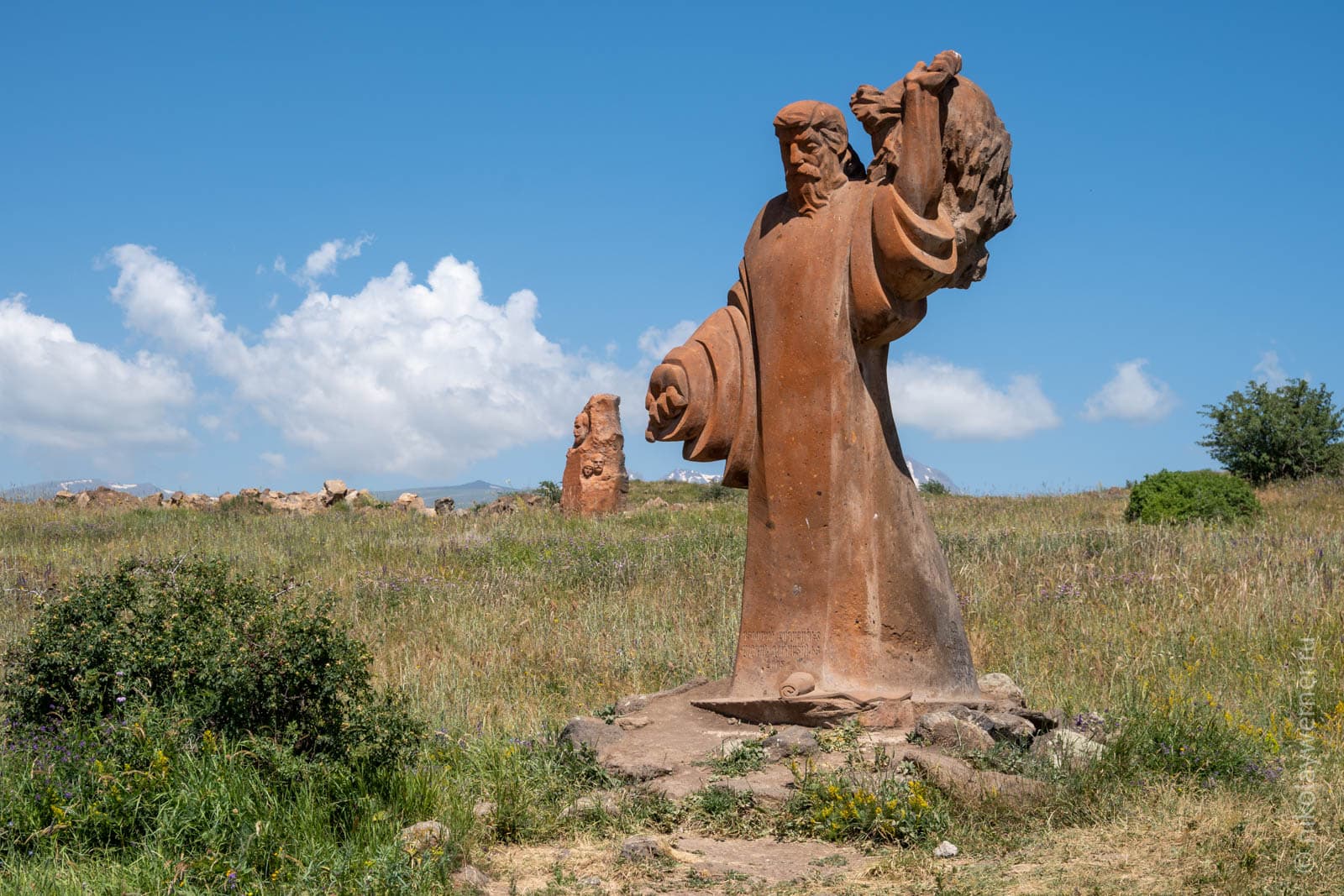 Скульптура в составе памятника Армянскому алфавиту. Возможно, Месроп Маштоц, но это не точно