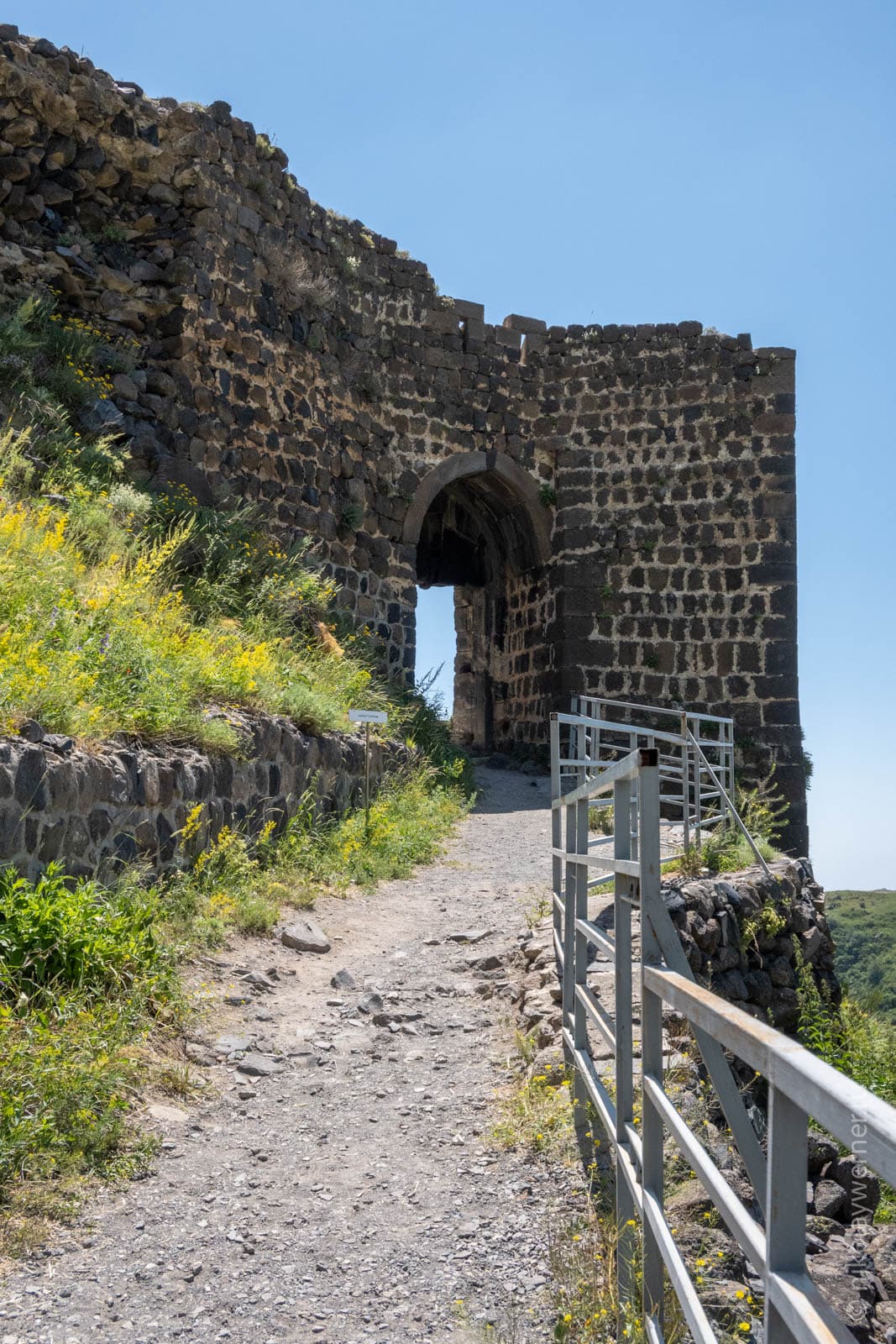 Тропа вокруг замка Амберд