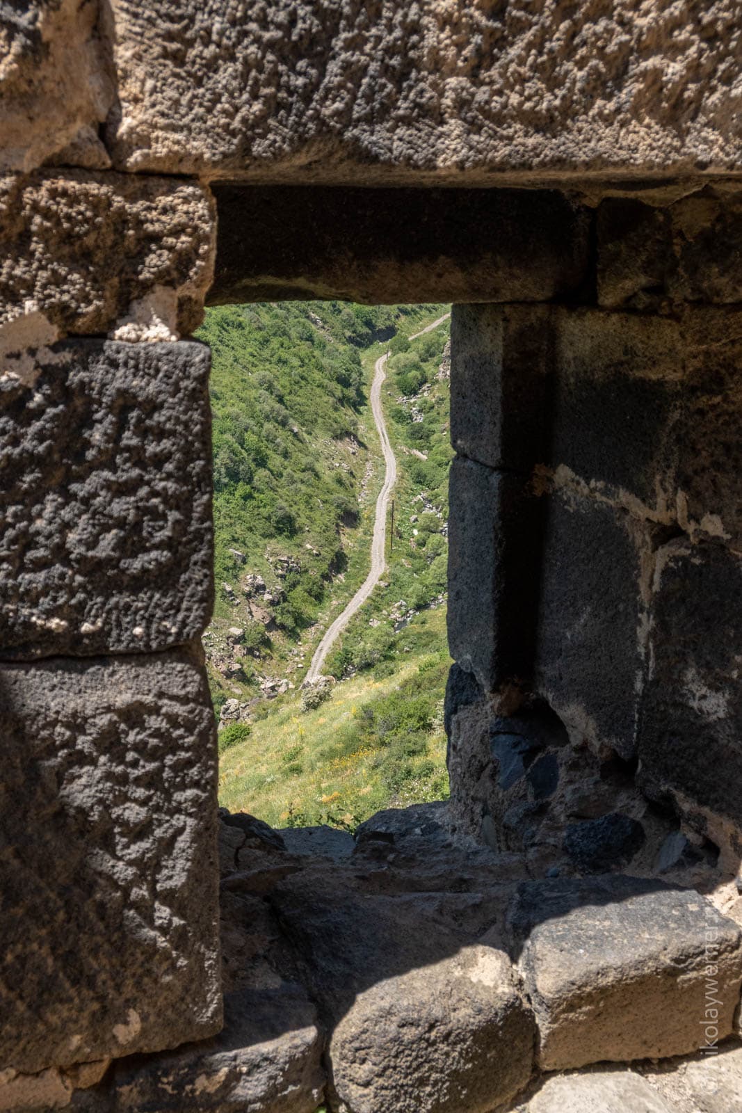 Вид из окошка одного и помещений в крепостной стене замка Амберд