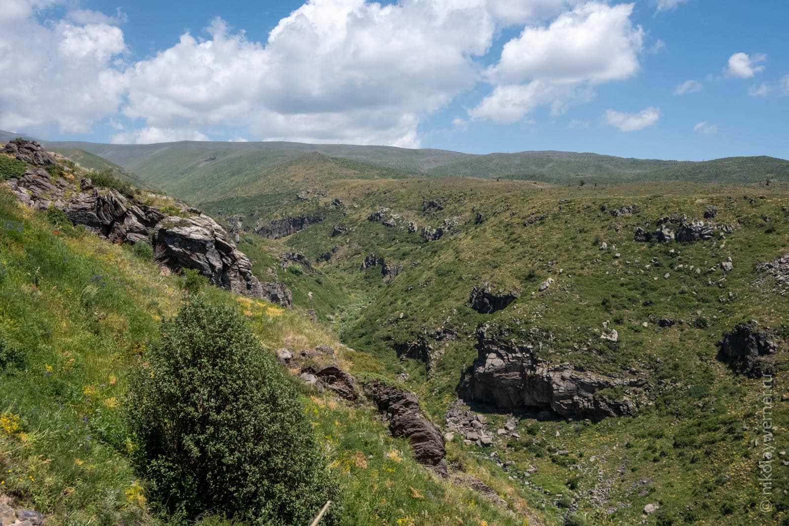 Одна из многочисленных балок, разрезающих склоны Арагаца