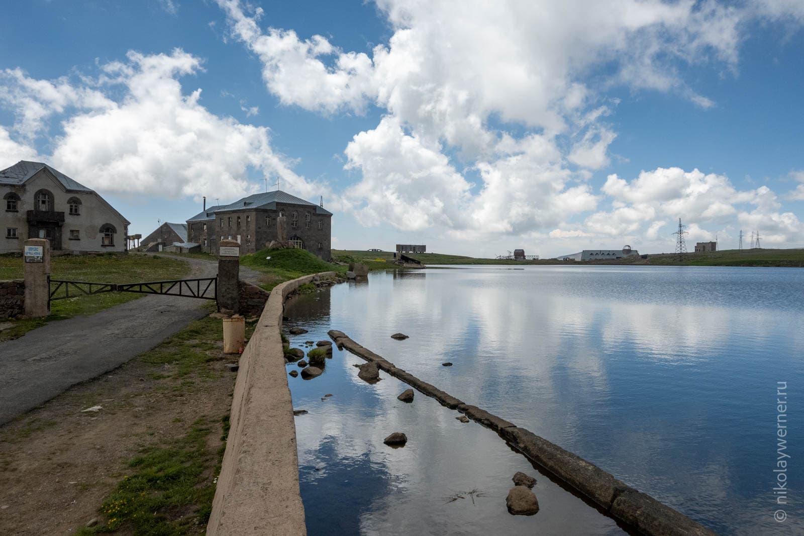 Научная станция исследования космического излучения «Арагац» на берегу озера Кари