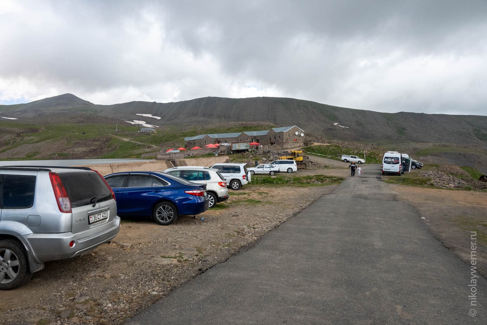 Парковка и ресторан на берегу озера Кари