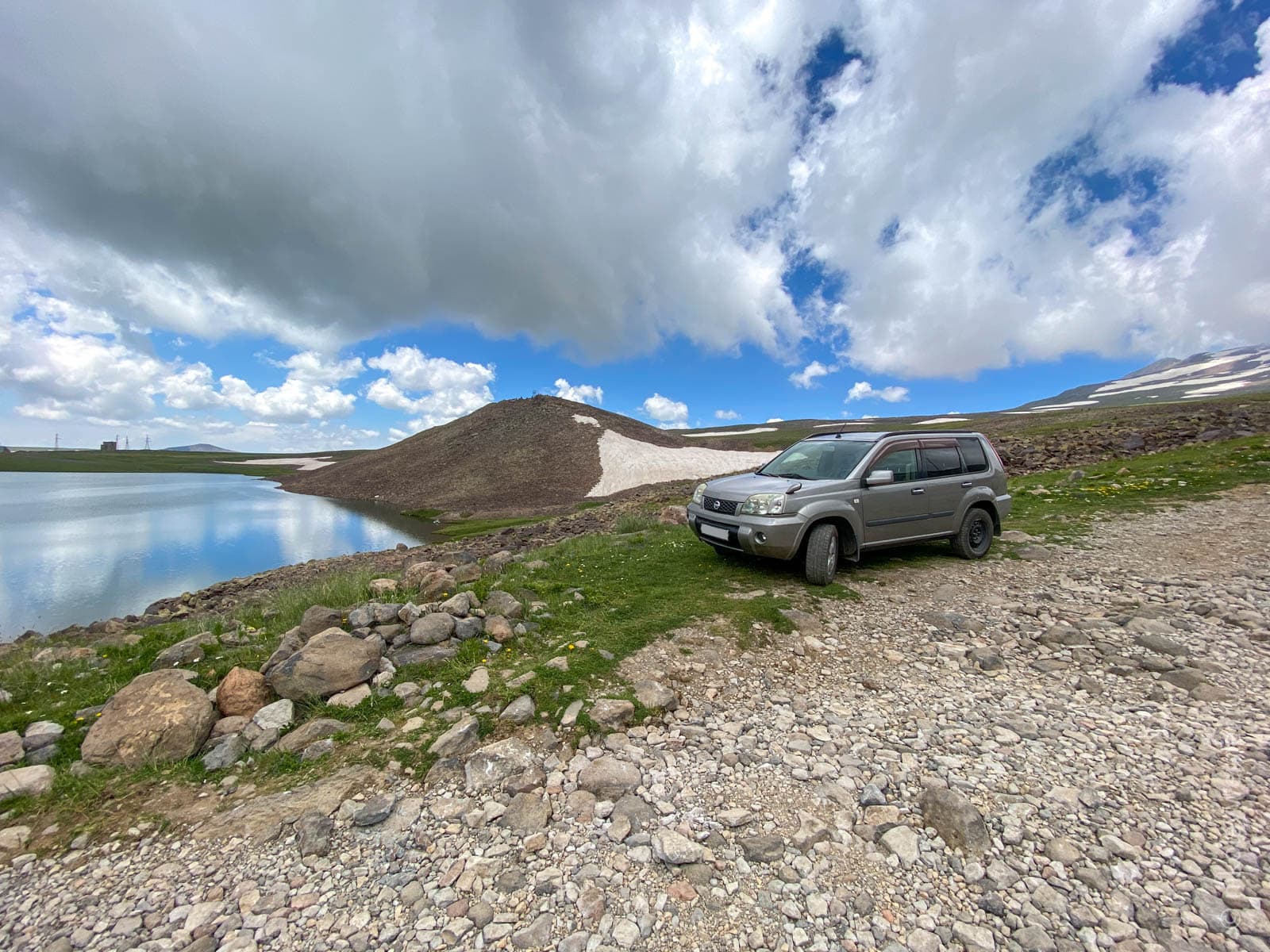 Автомобиль на возвышении над озером Кари