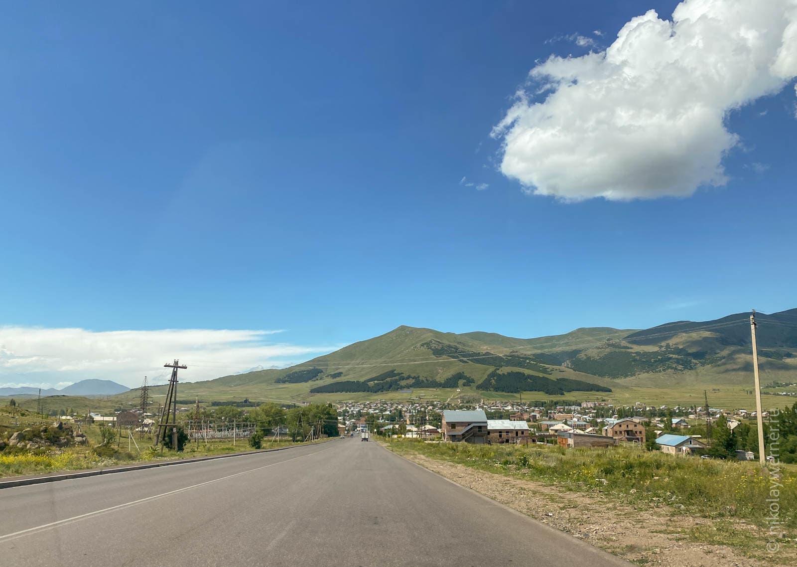 Вид на север с трассы на подъёзде к городку Апаран