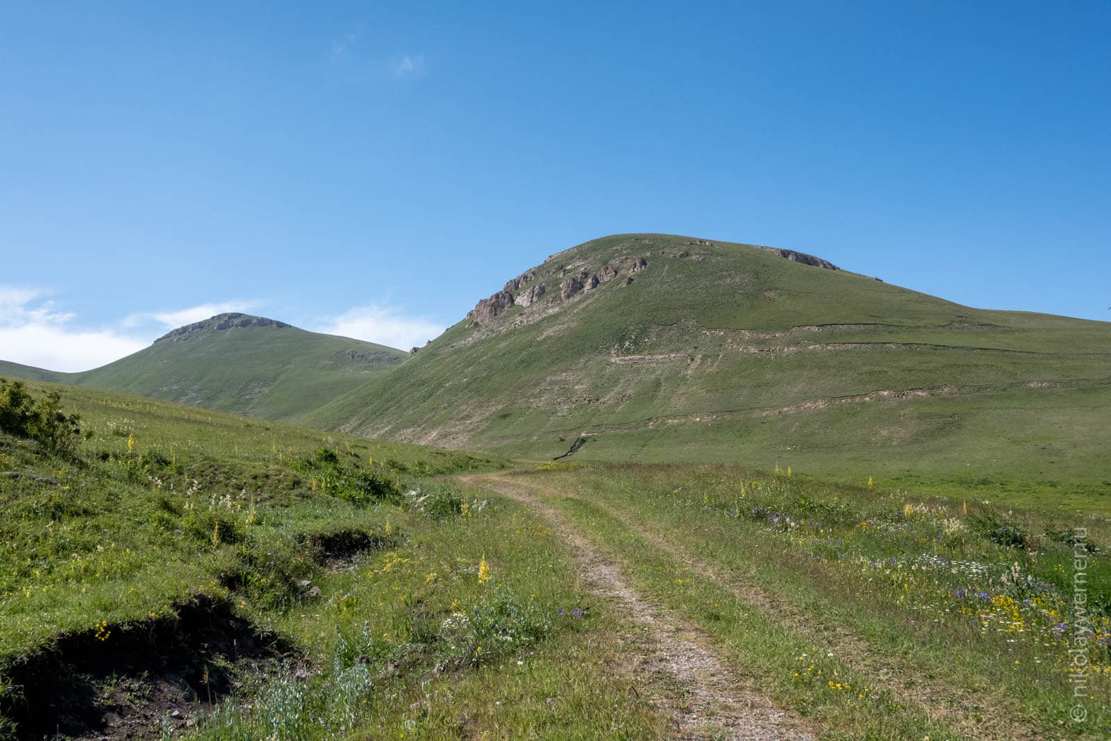 Подъём на Спитакский перевал с юга. Вид со стороны