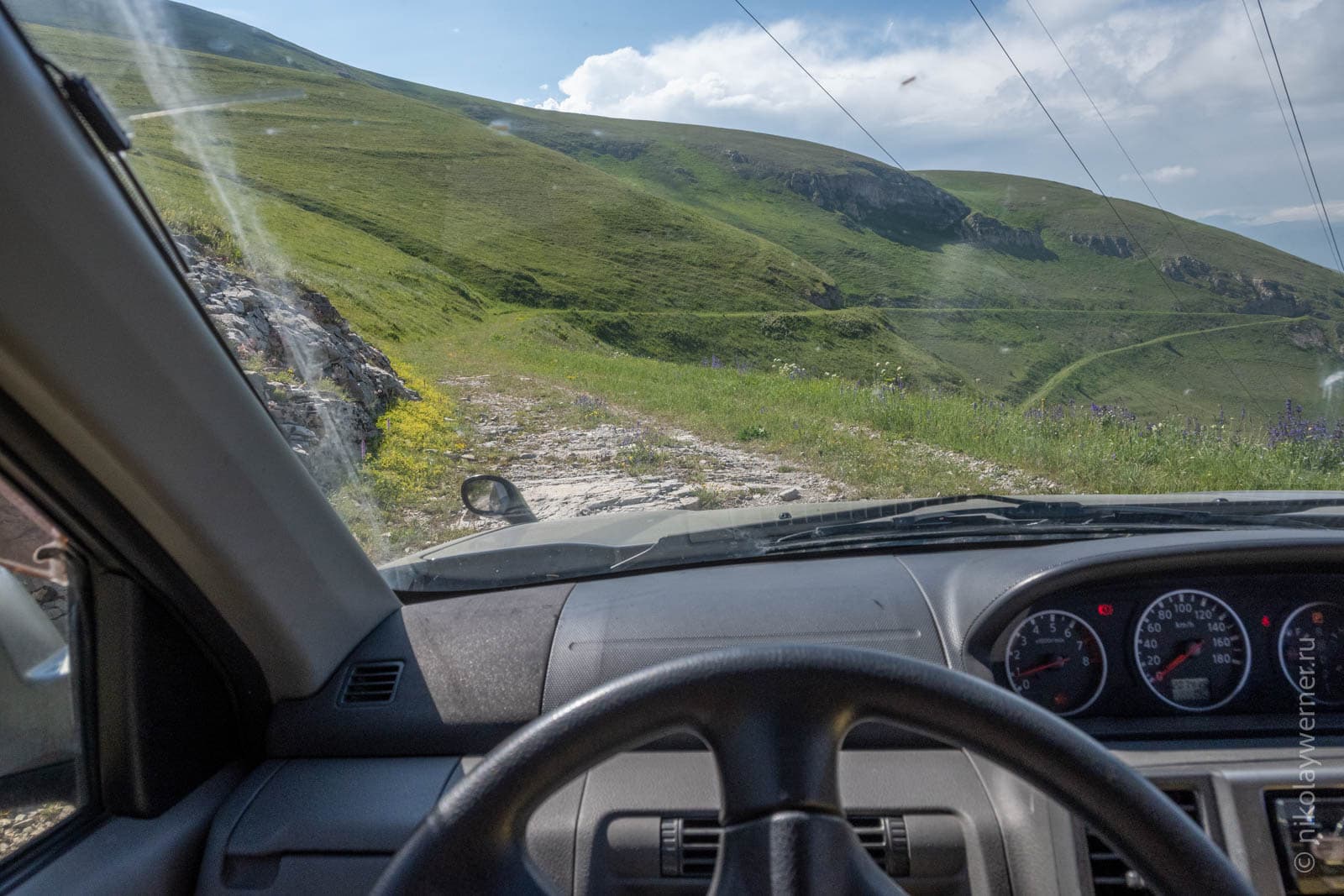 Спуск со Спитакского перевала. Вид из-за руля.