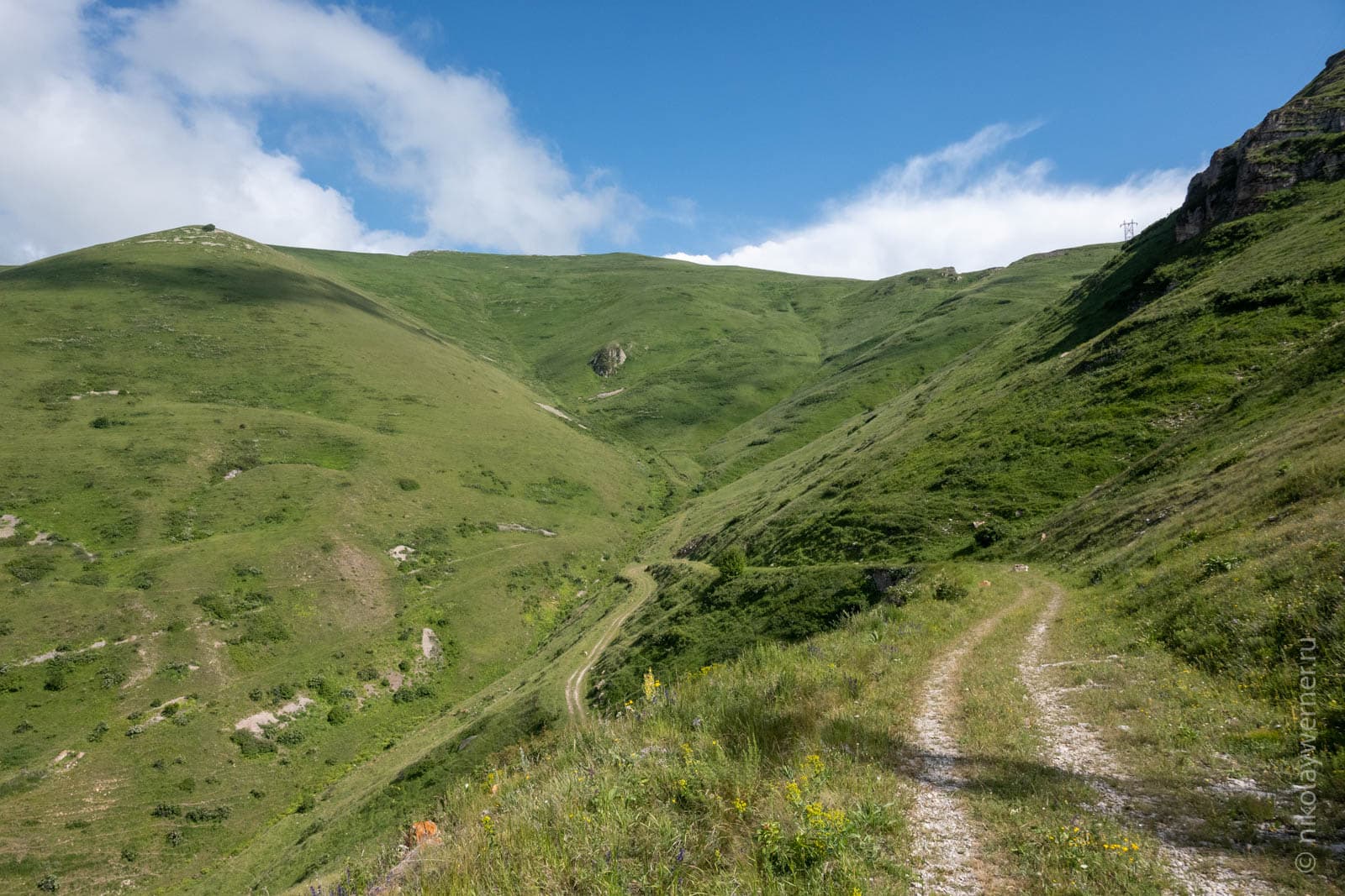 Северные подходы к Спитакскому перевалу. Дорога, петляющая по крутым зеленым склонам