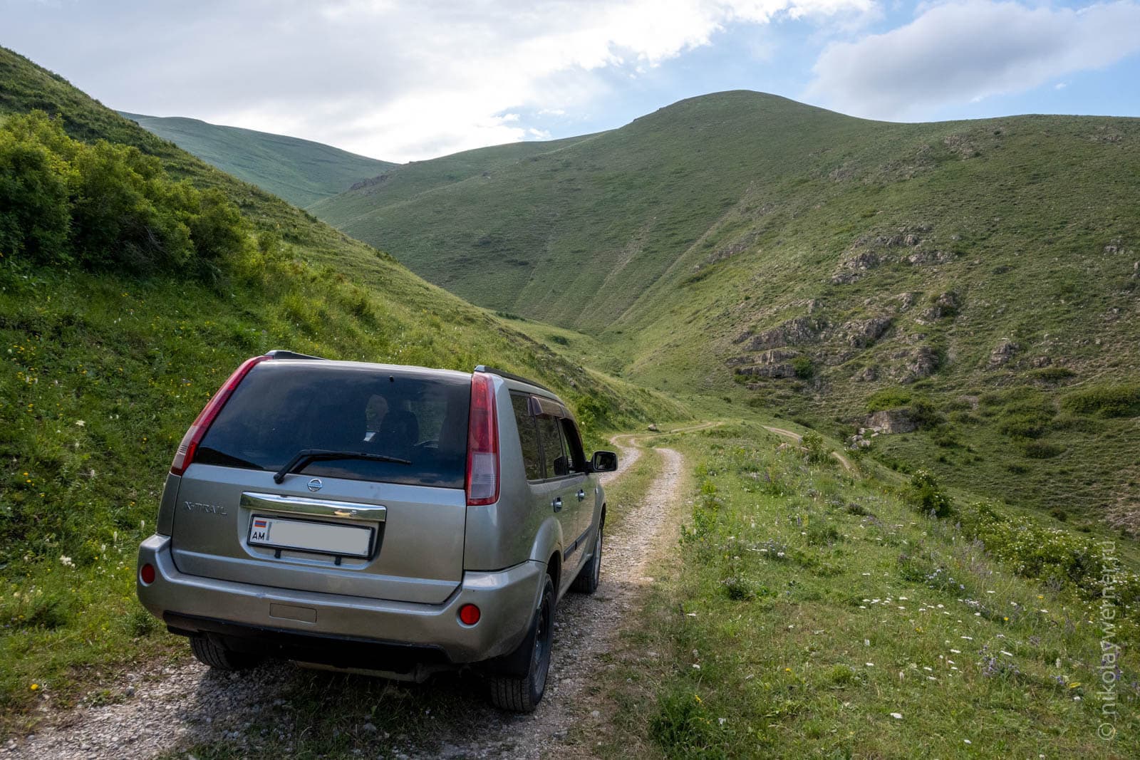 Серебристый «Ниссан Икс-трейл» на спусуке со Спитакского перевала