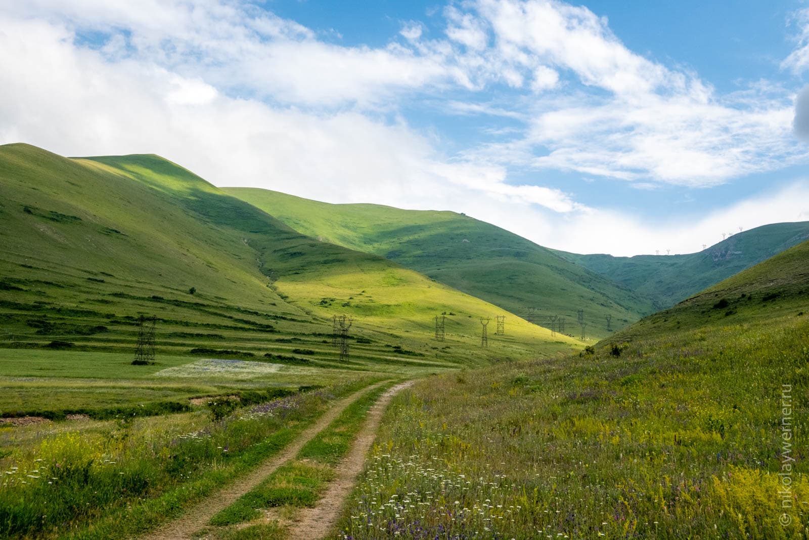Дорога, идущая по дну долины с северной стороны Спитакского перевал