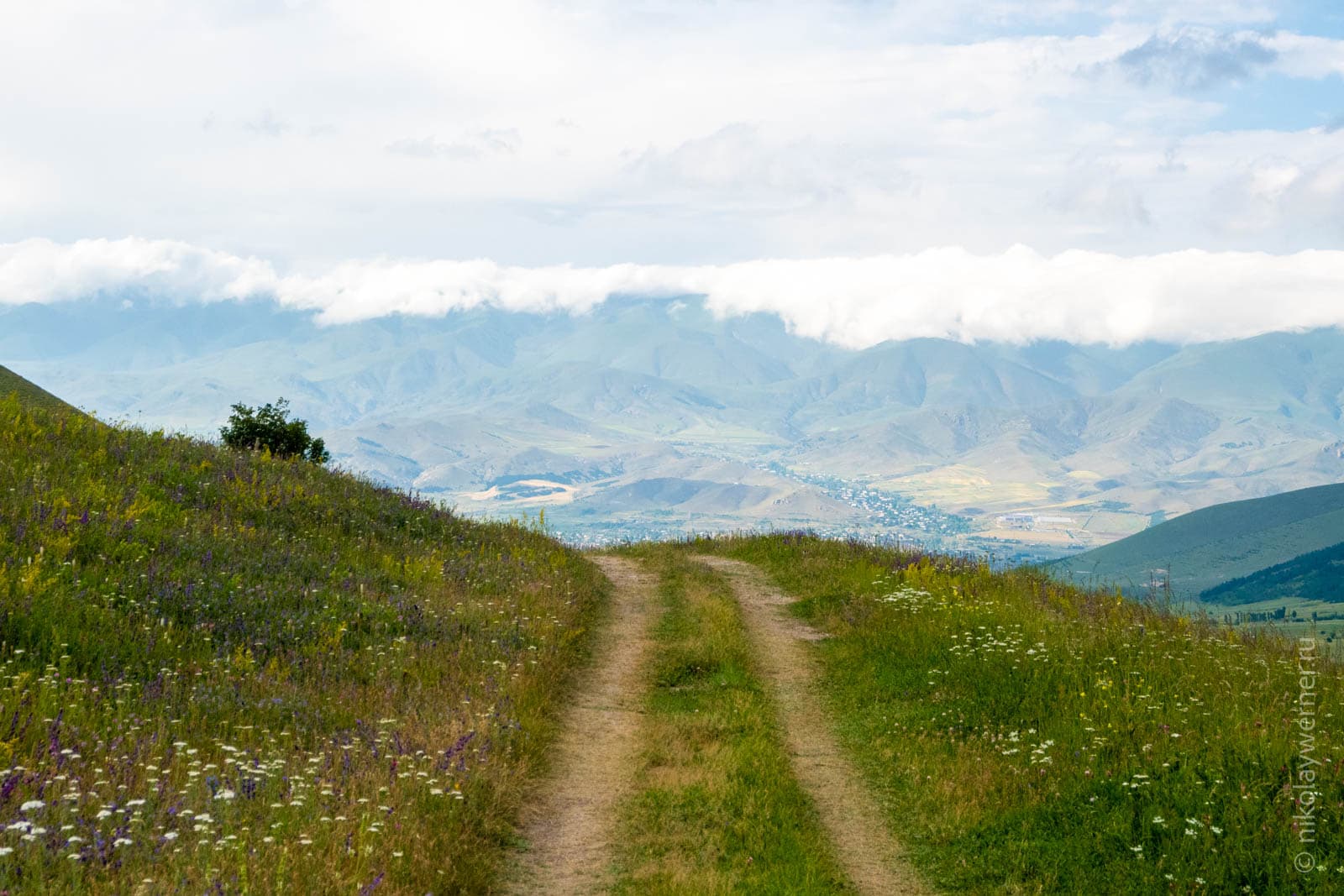 Дорога, идущая по дну долины с северной стороны Спитакского перевал