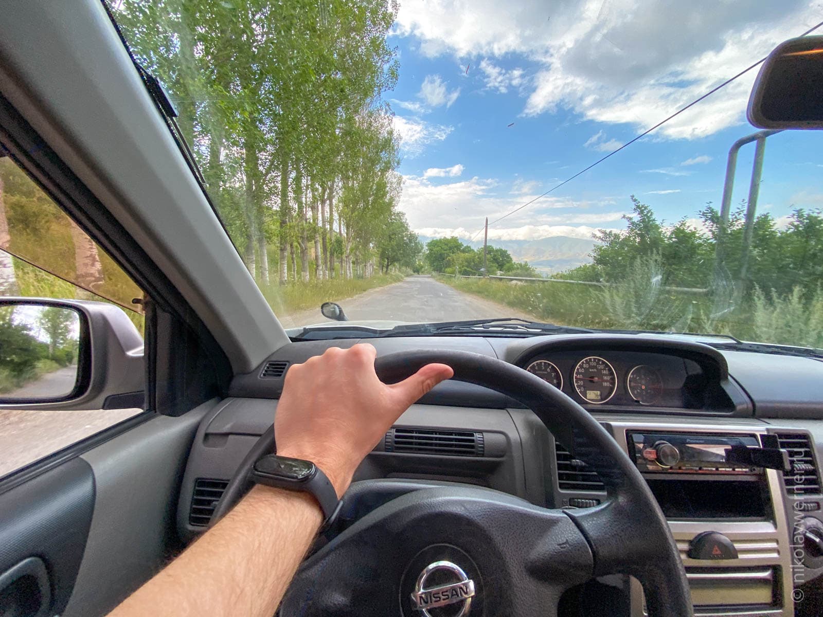 На въезде в село Лернанцк с юга