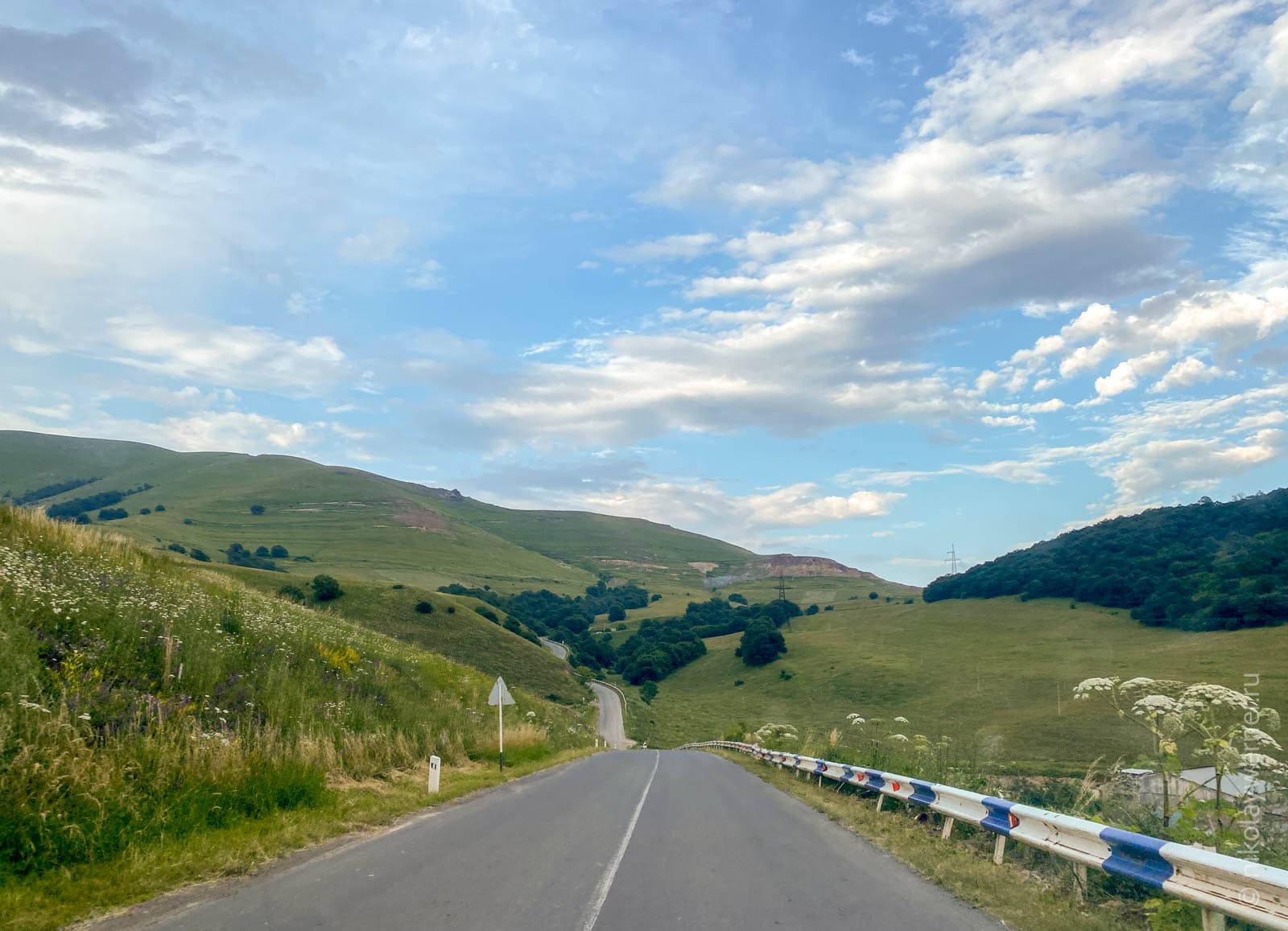 Шоссе вьётся меж холмов на подъезде к Одзуну