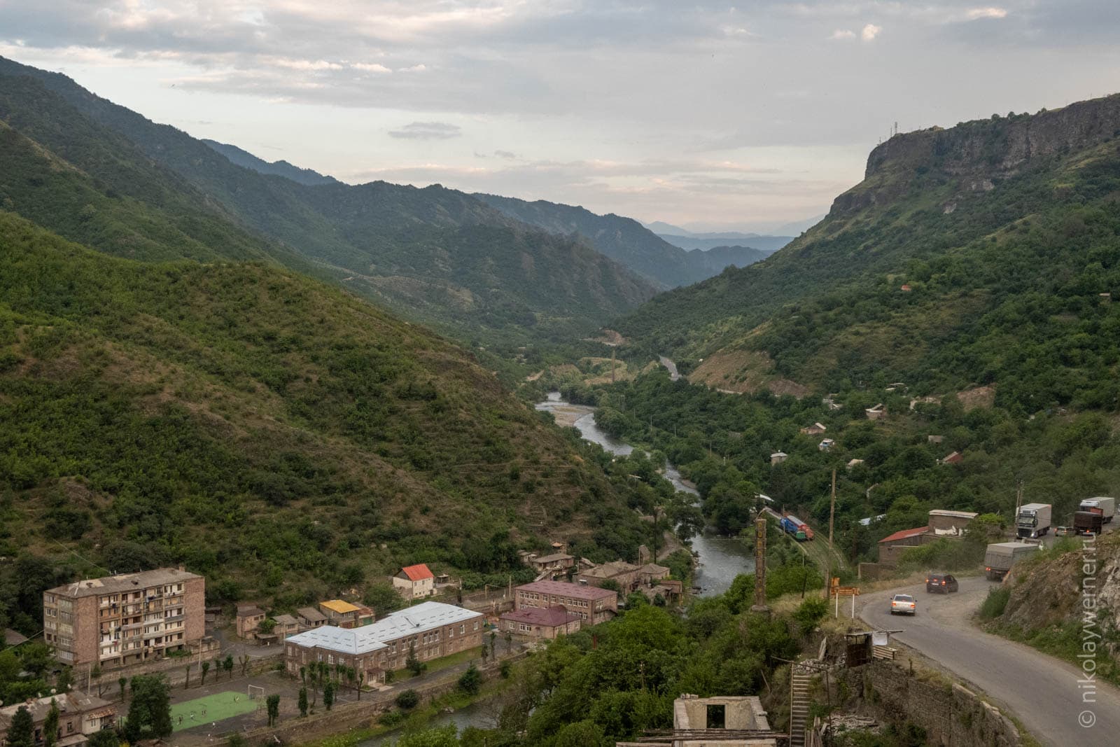 Поле у края каньона реки Дебеда