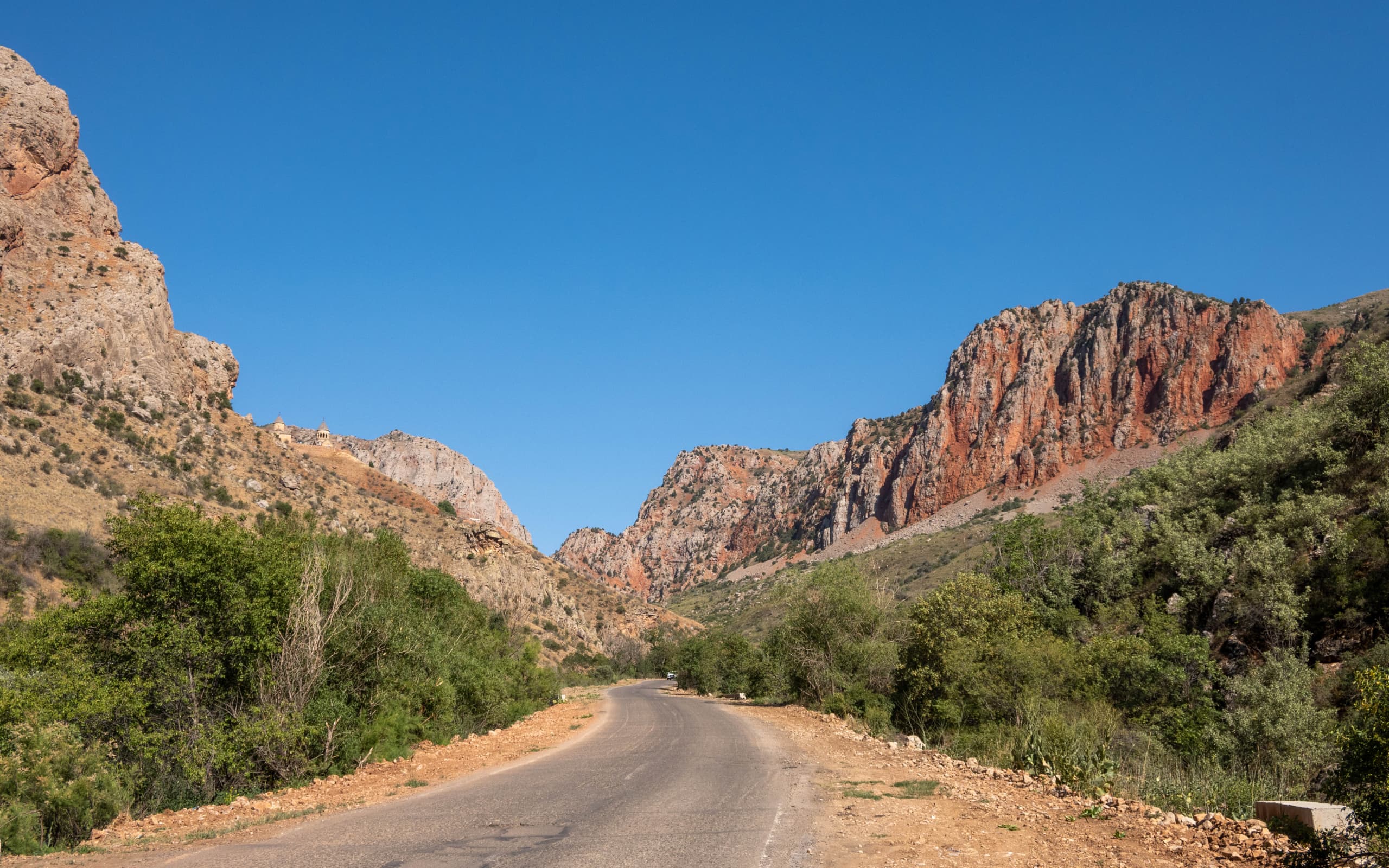 Автомобильное путешествие по Армении. День 3. Перевал Варденяц, монастырь Татев, Спандарянское водохранилище, монастырь Нораванк.