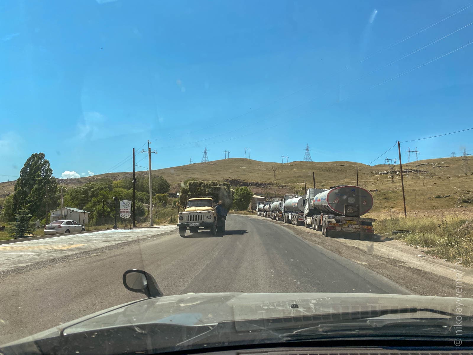 Иранские бензовозы у обочины в районе села Шаки