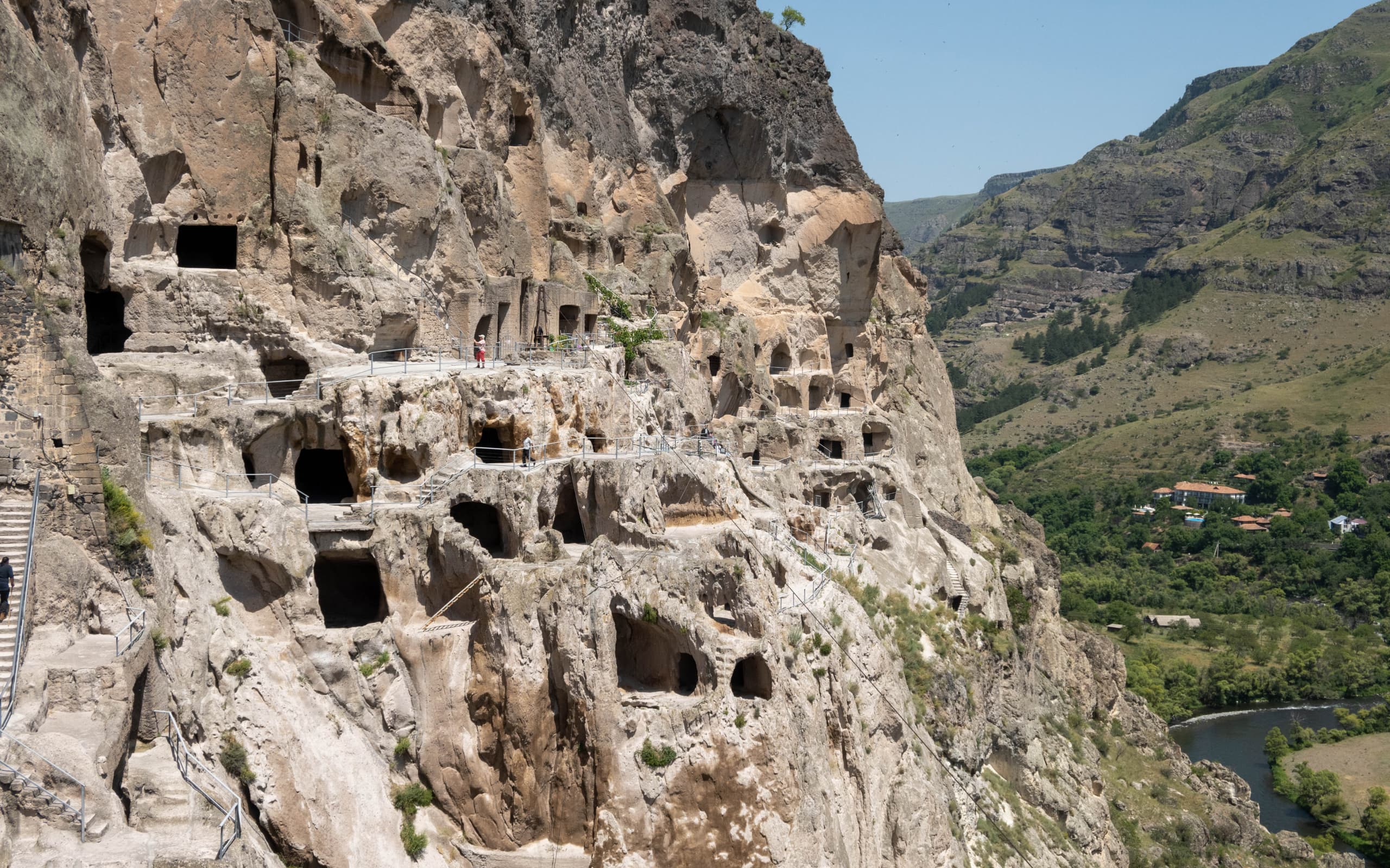 Грузия летом. День 2. Крепость Рабат, пещерный монастырь Вардзия, Зеленый монастырь, Боржоми, монастырь Святого Креста в Мцхете